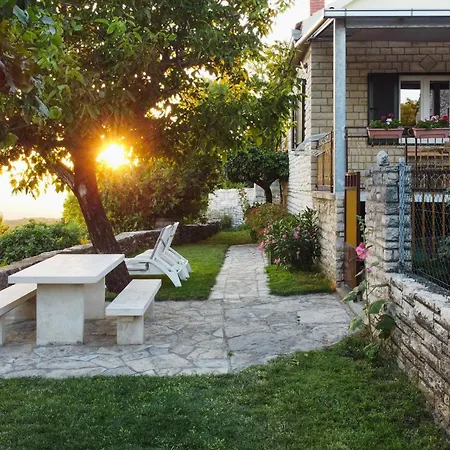 2 Bedroom Beautiful In Popovici בית נופש *