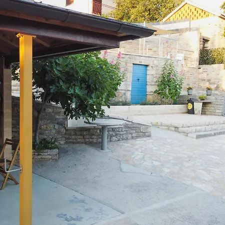 2 Bedroom Beautiful In Popovici