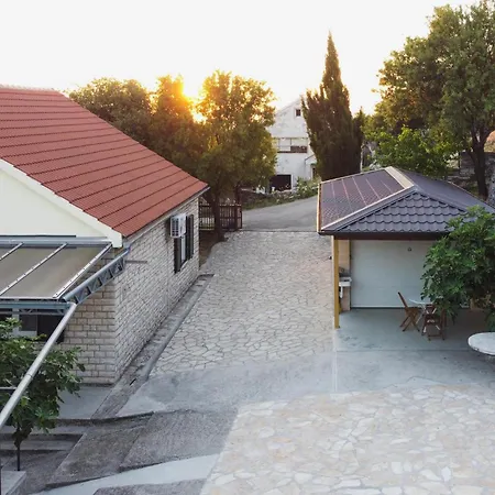 2 Bedroom Beautiful In Popovici