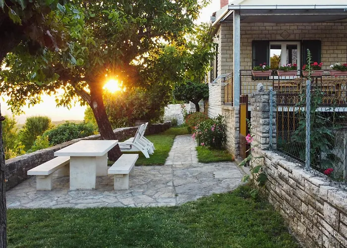 2 Bedroom Beautiful In Popovici Vakantiehuis *