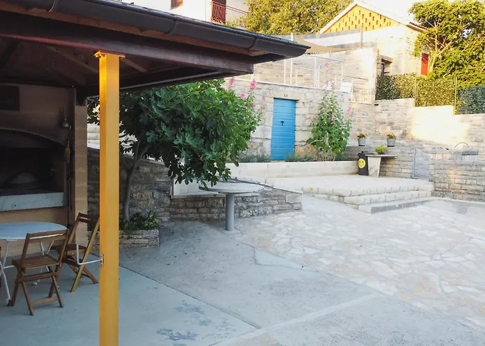 2 Bedroom Beautiful In Popovici