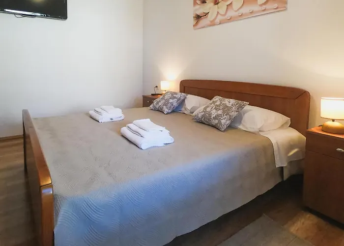 2 Bedroom Beautiful In Popovici בית נופש