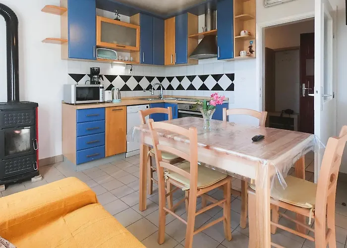 בית נופש 2 Bedroom Beautiful In Popovici