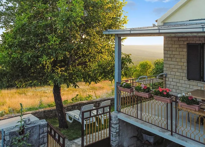 Vakantiehuis 2 Bedroom Beautiful In Popovici Popovici (Sibenik-Knin)