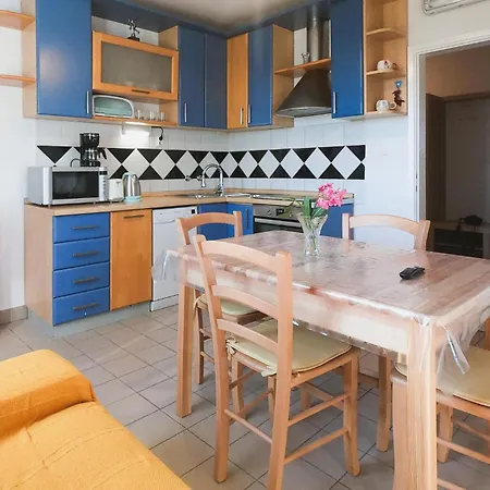 בית נופש 2 Bedroom Beautiful In Popovici